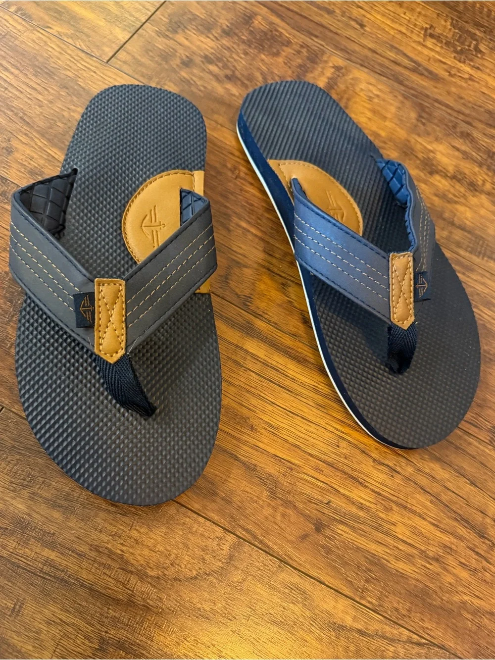Dockers Navy blue Men’s flip-flop arch support sandals with tan accents 8/9
